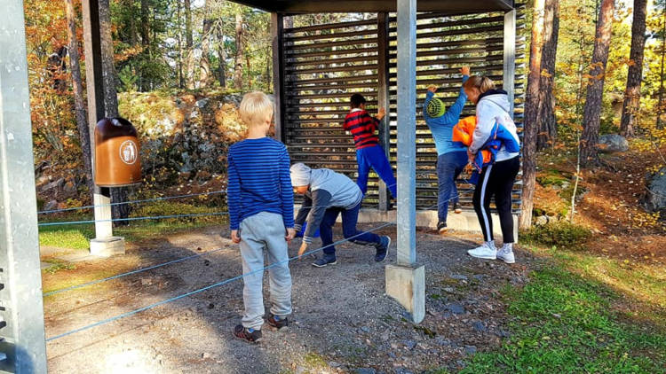 lapset leikkivät pihalla.