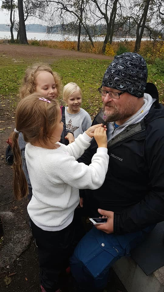 Tyttöjen juttuja. Vähän koristeita ohjaajan partaan.