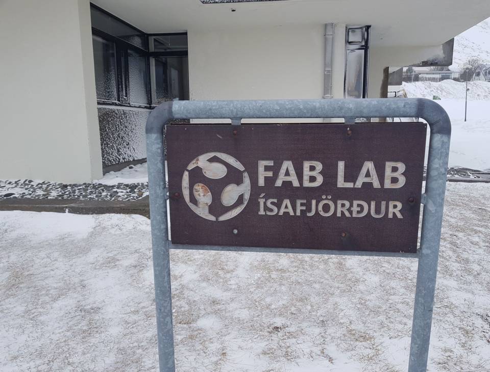 Fab Lab isafjördur -kyltti.