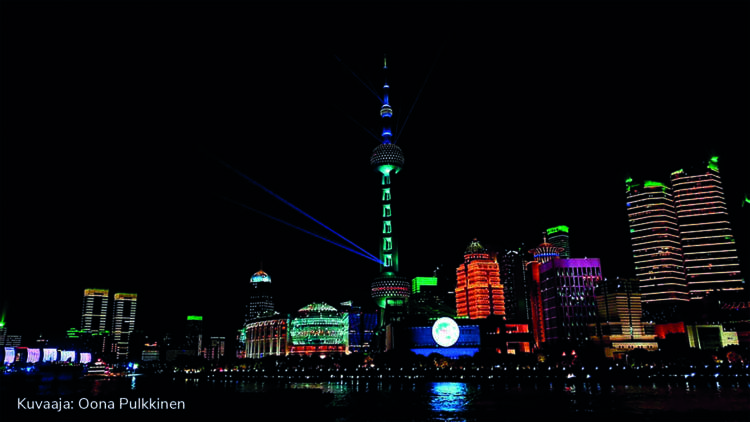 Kuva öisestä Shanghaista.