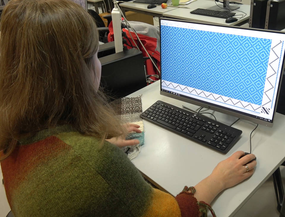 Opiskelija suunnittelee tekstiilien kuvioita tietokoneella.