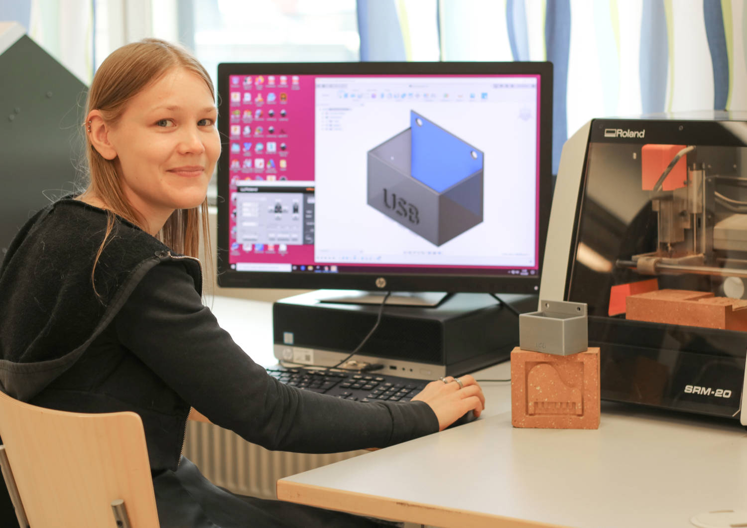 Digitaalinen valmistaja 3D-tulostinlaitteella.