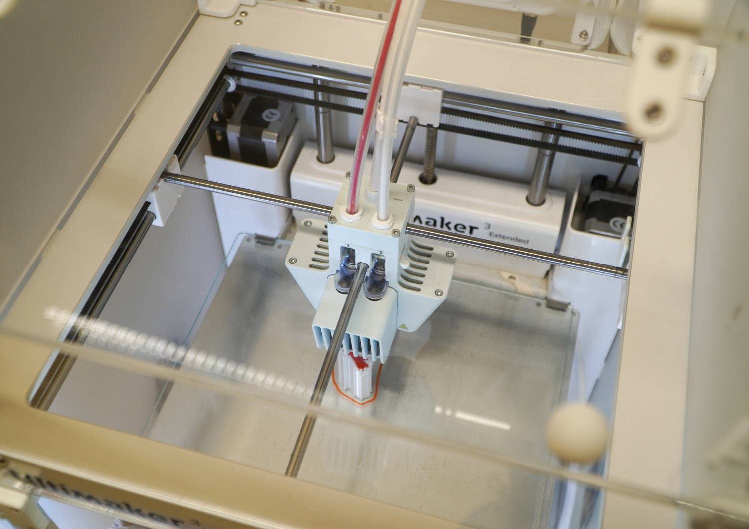 3D-tulostin tulostaa esinettä.