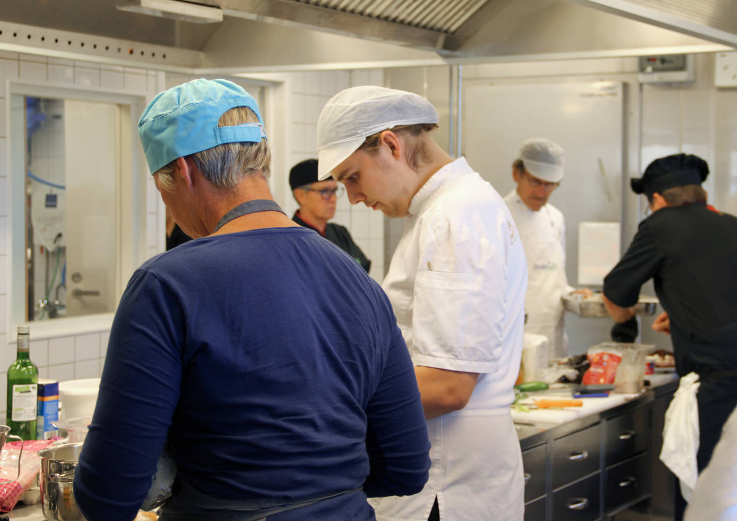 Viisi henkilöä FoodLaboratoryssa kalaa.