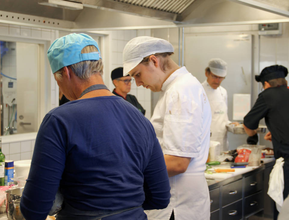 Viisi henkilöä FoodLaboratoryssa kalaa.