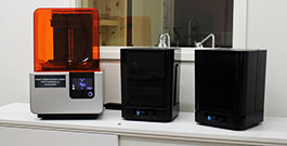 SLA tekniikan 3D-printteri, pesuri ja UV-kovetin.