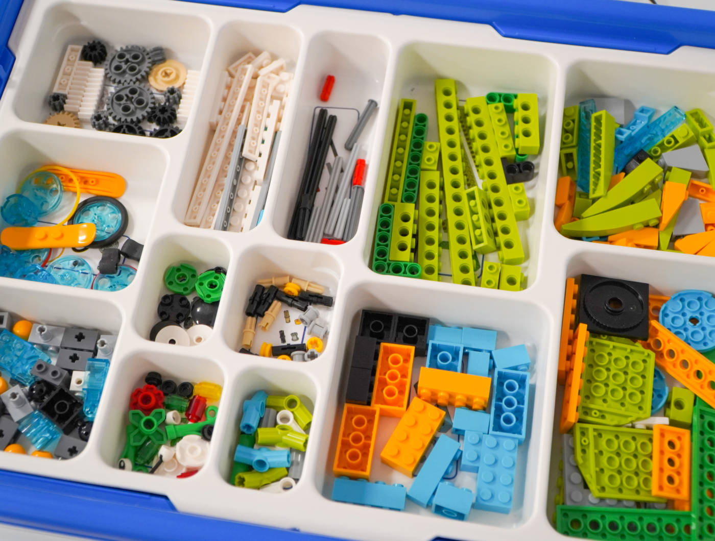 Legopalokoita lokerikossa.