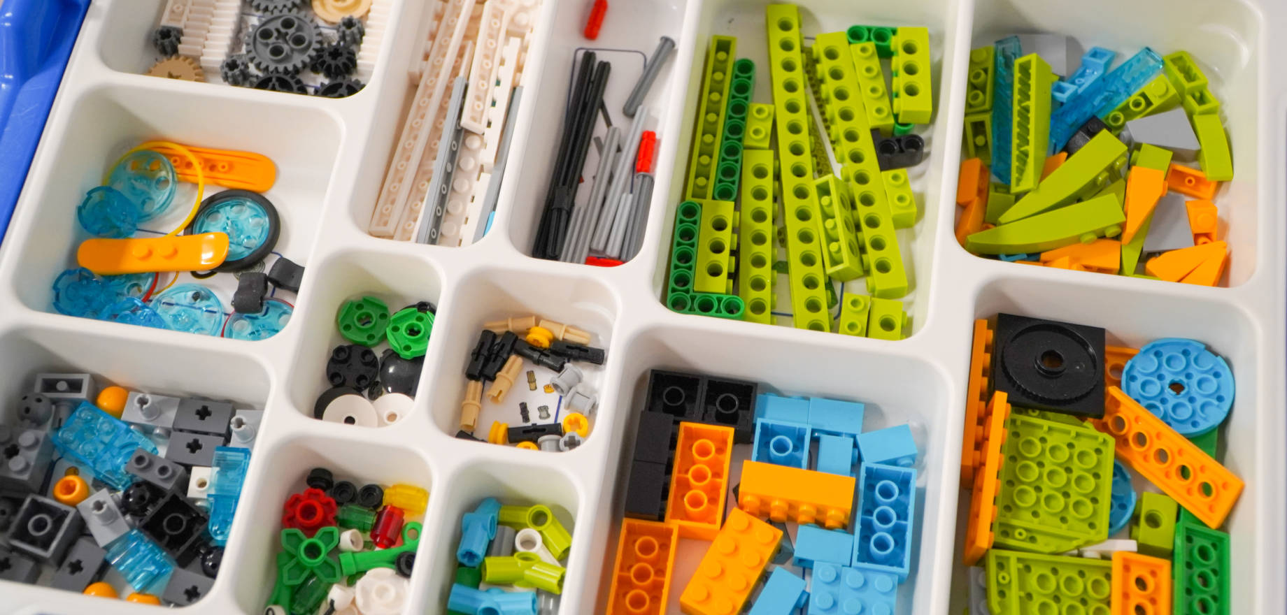 Legopalokoita lokerikossa.