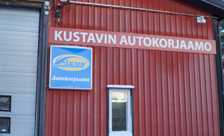 Kustavin autokorjaamon seinäkyltti.