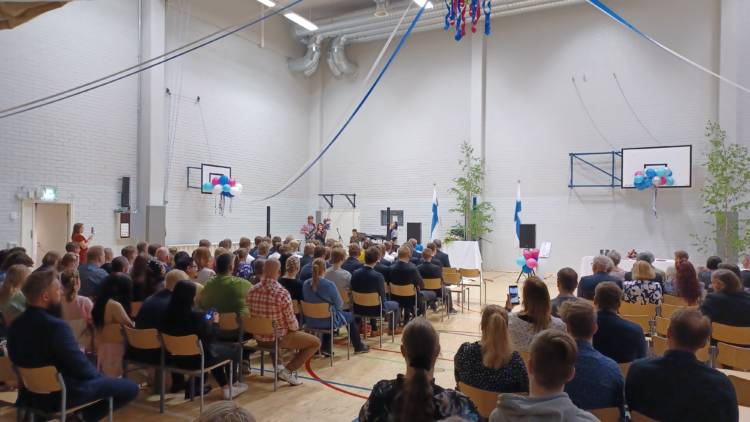 Yleisöä juhlasalissa.