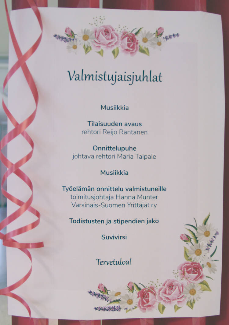 Valmistujaisjuhlien ohjelma-kyltti.