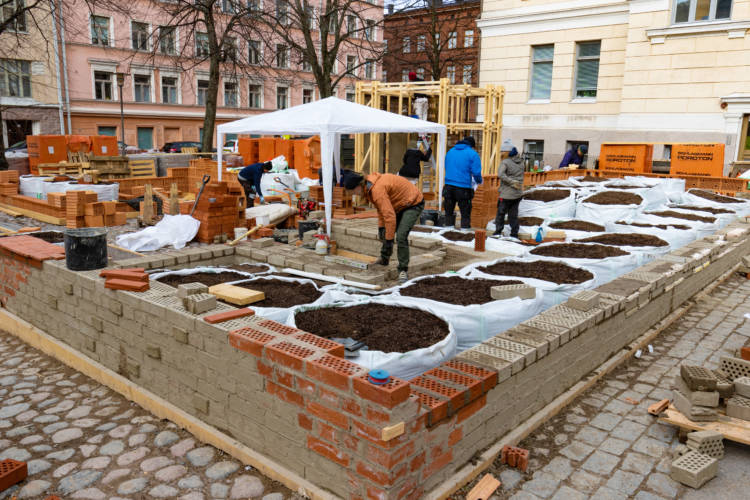 Kuvassa ihmiset työskentelemässä työmaalla.