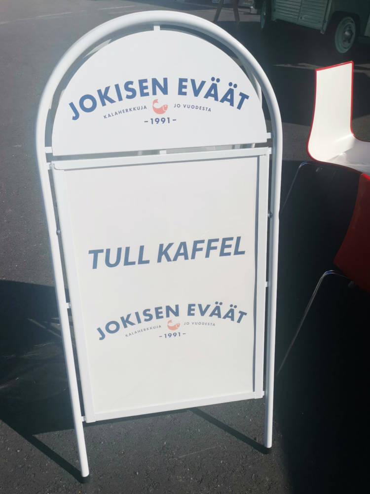 Kuvassa Tull kaffel -kyltti.