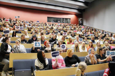 Opiskelijoita auditoriossa.