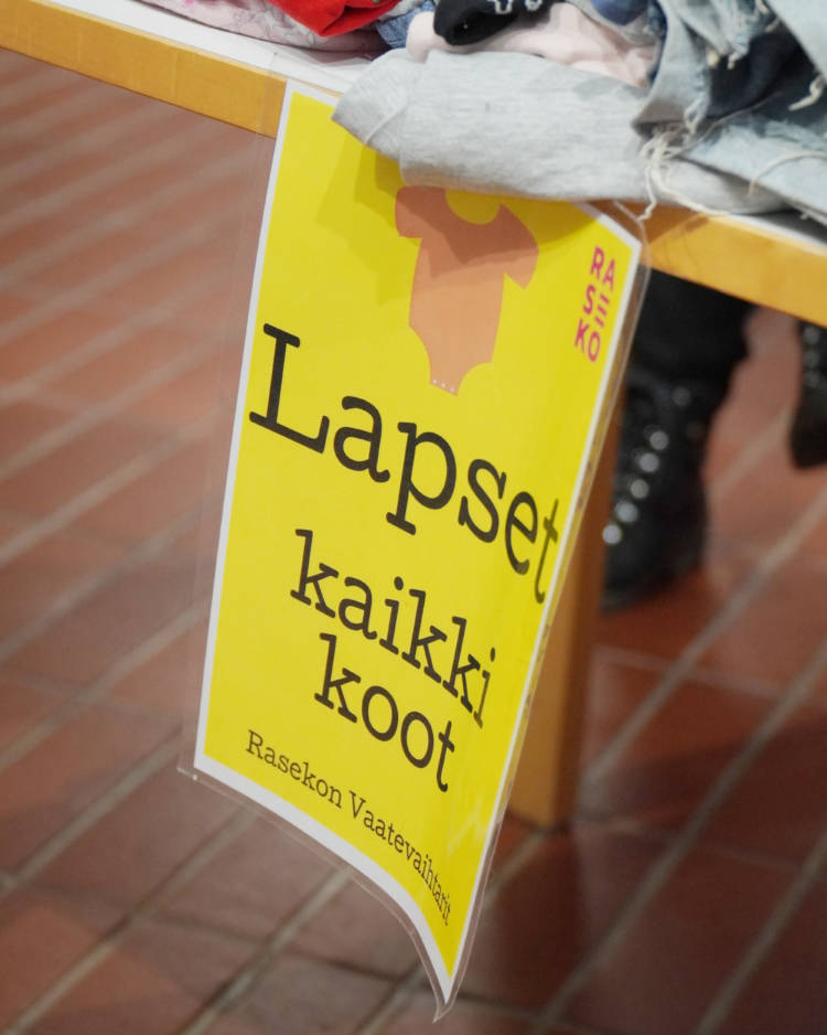 Kuvassa juliste, jossa lukee Lapset: kaikki koot, Rasekon Vaatevaihtarit.