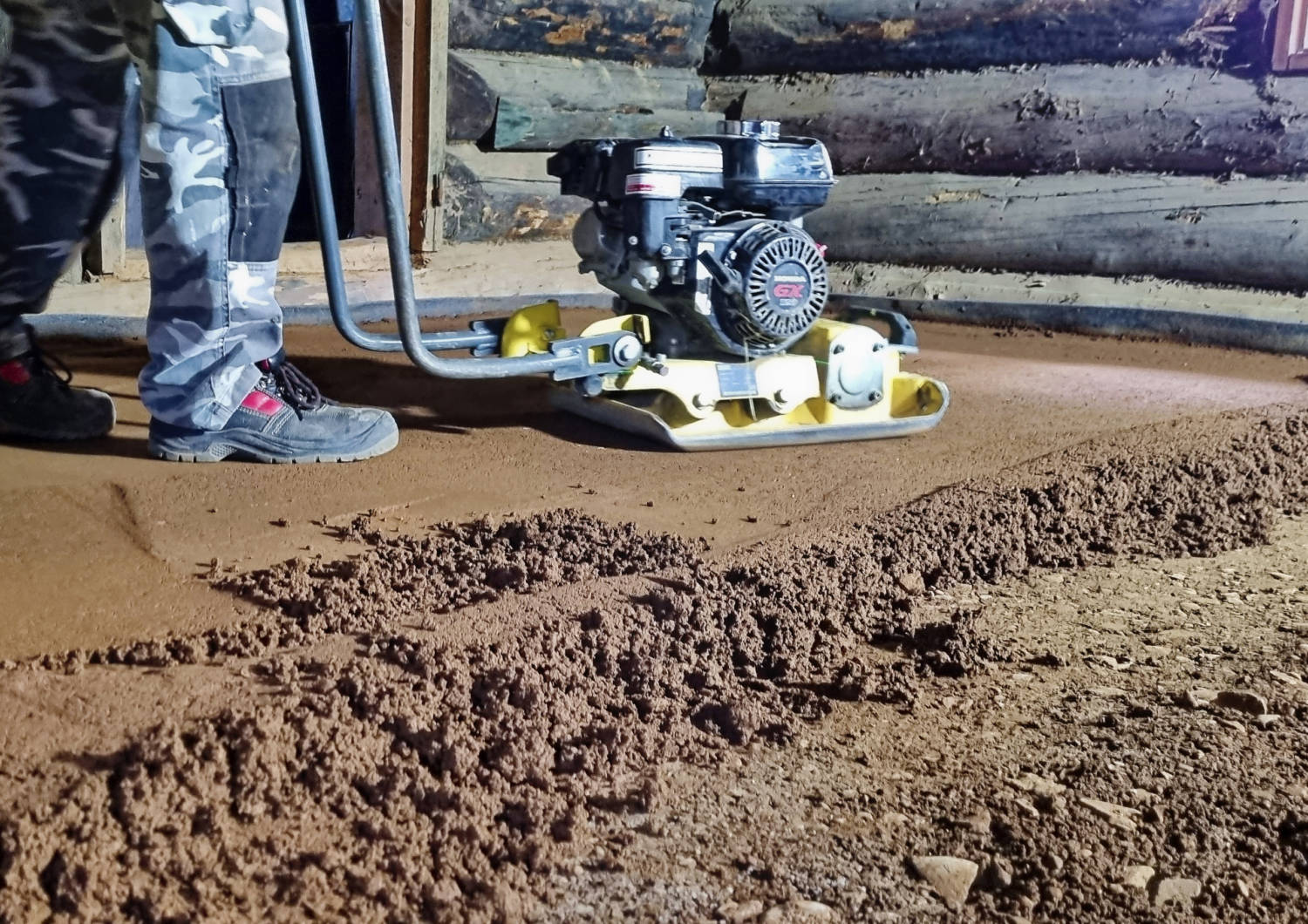 henkilön jalat ja maantiivistäjä.