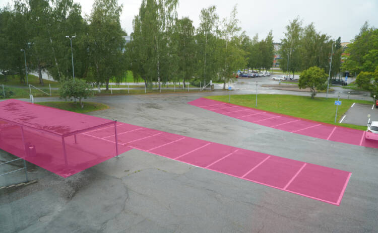 Pysäköintialueet, jotka ovat merkattu pinkeillä laatikoilla.