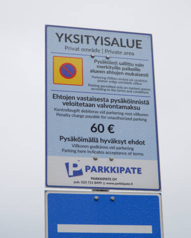 Parkkipaten ohje-kyltti.