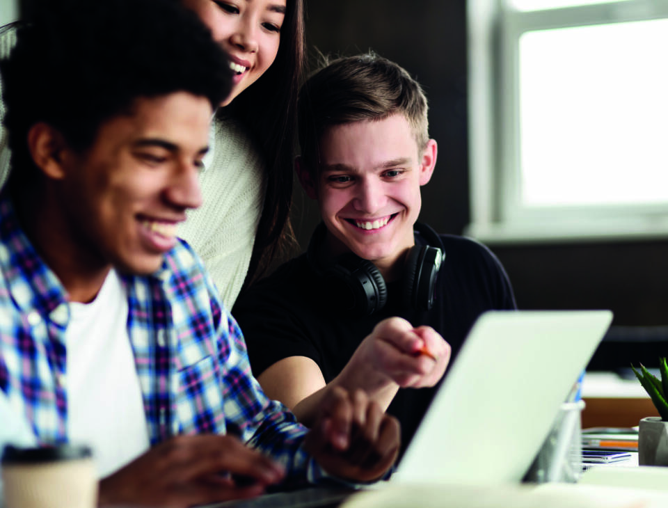 Kolme nuorta henkilöä katsoo hymyillen tietokoneen näyttöä, tekstinä "Rasekon ja alueen lukioiden hakuopas 2024".