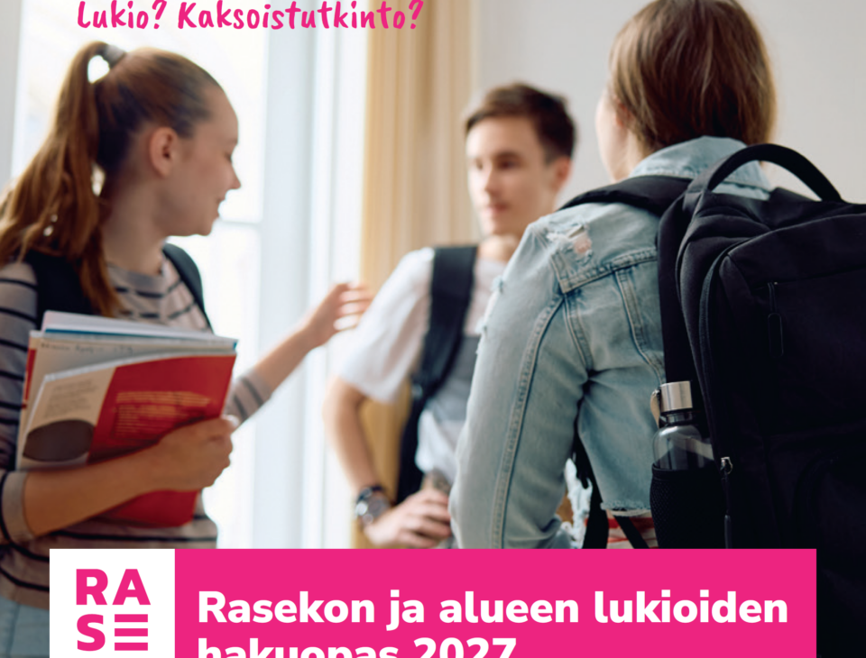 Kolme nuorta reput selissään juttelee sisällä ison ikkunan edessä.