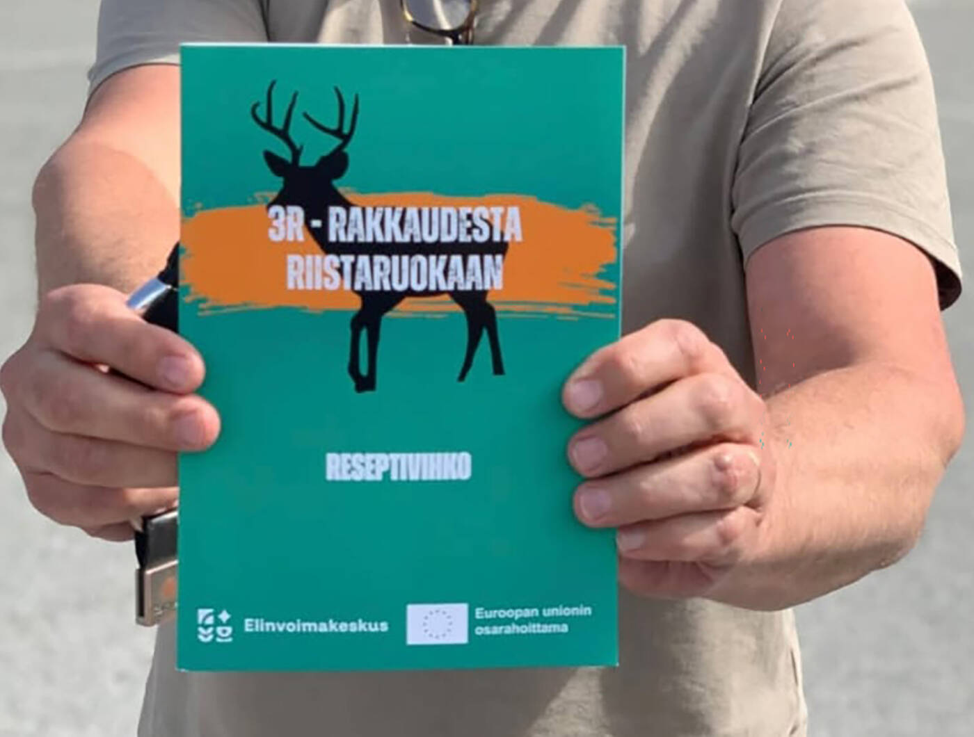 Reseptivihko käsissä.